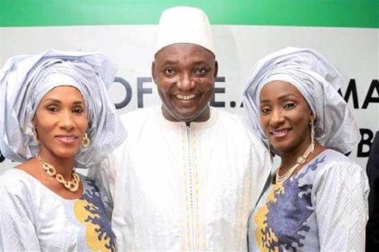 Gambiya Başkanı Barrow'un iki eşi ile ilgili görsel sonucu