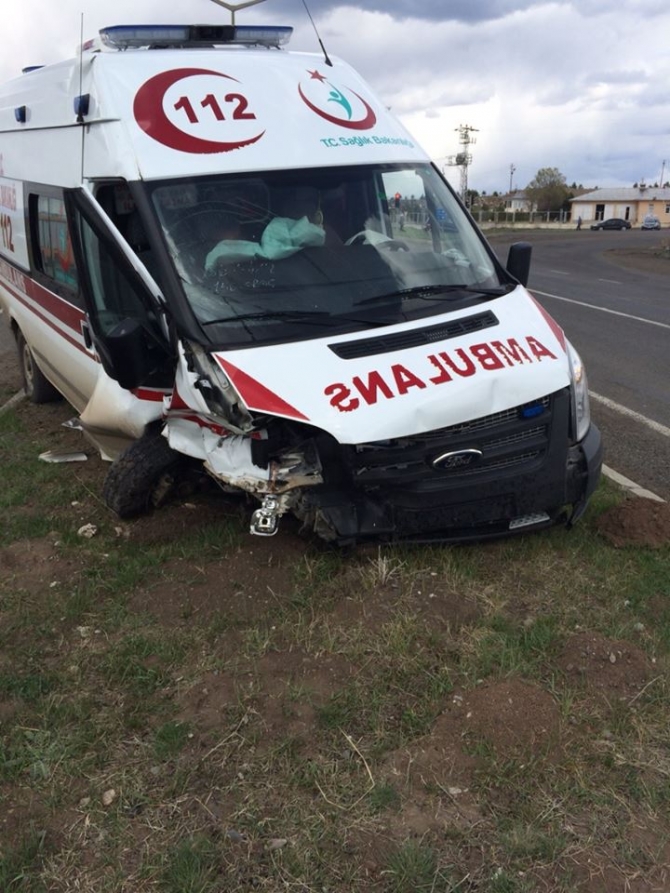 Kars Valisinin Makam Aracı Ambulansla Çarpıştı 1