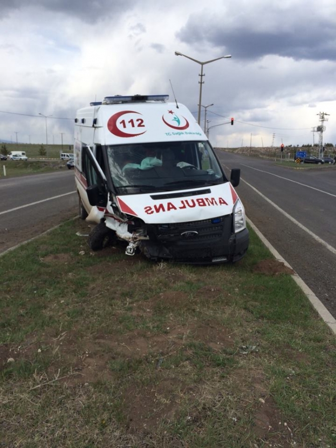 Kars Valisinin Makam Aracı Ambulansla Çarpıştı 4