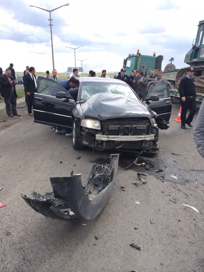 Kars Valisinin Makam Aracı Ambulansla Çarpıştı 5