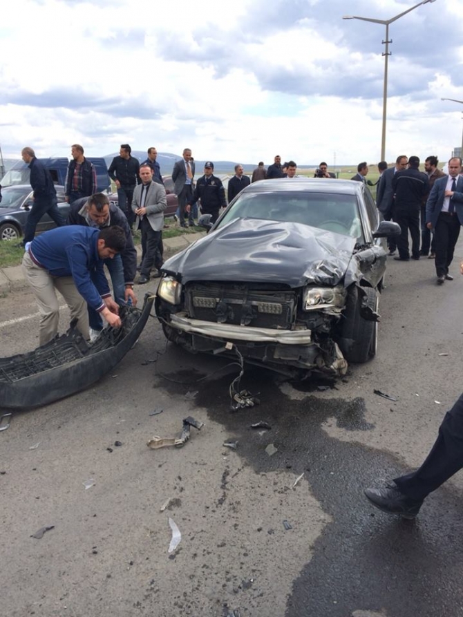 Kars Valisinin Makam Aracı Ambulansla Çarpıştı 6