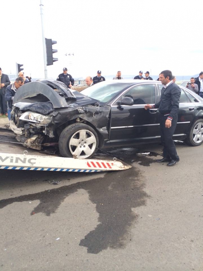 Kars Valisinin Makam Aracı Ambulansla Çarpıştı 8