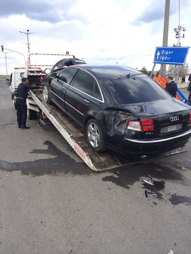 Kars Valisinin Makam Aracı Ambulansla Çarpıştı 9