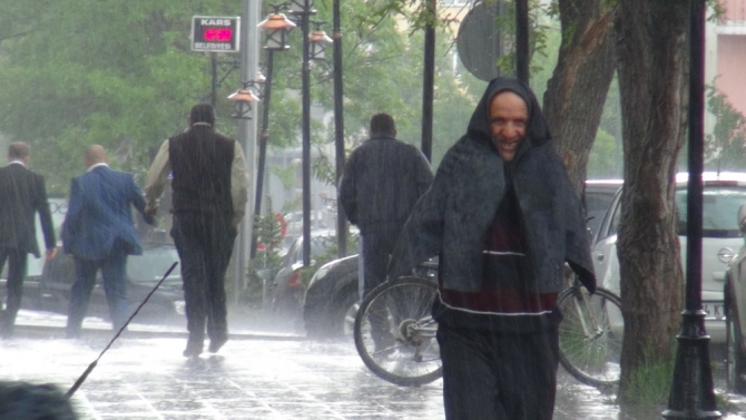 Yağmur Bastırınca Cemaat Camiden Çıkamadı 1