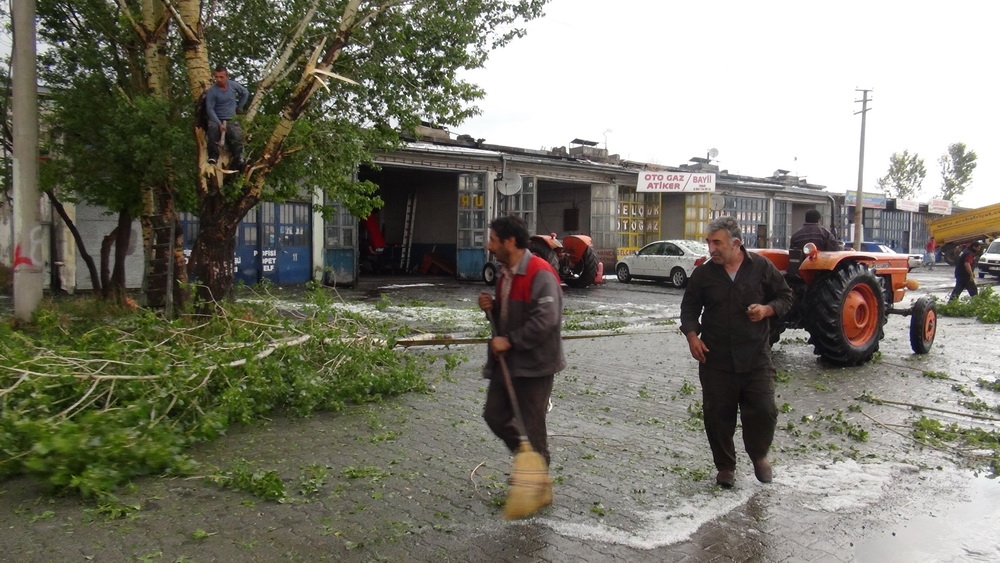 Kars'ta Şiddetli Rüzgar ve Dolu 11