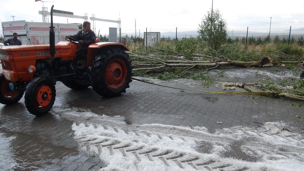 Kars'ta Şiddetli Rüzgar ve Dolu 7