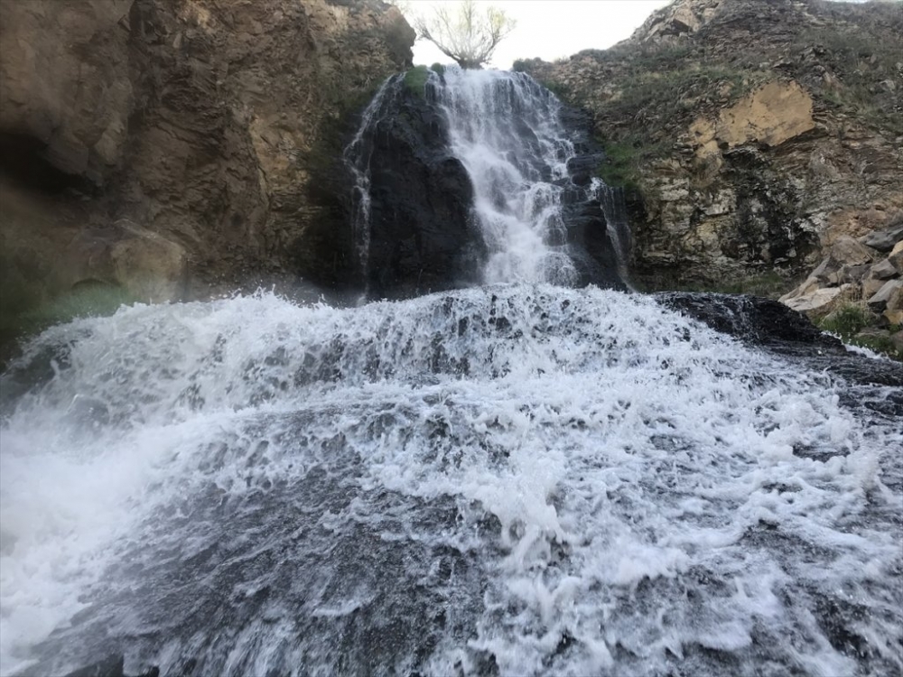 'Susuz Şelalesi' Görenleri Büyülüyor 2