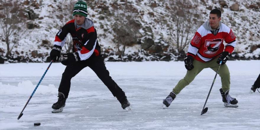 Çıldır Gölü'nde Buz Hokeyi Oynadılar