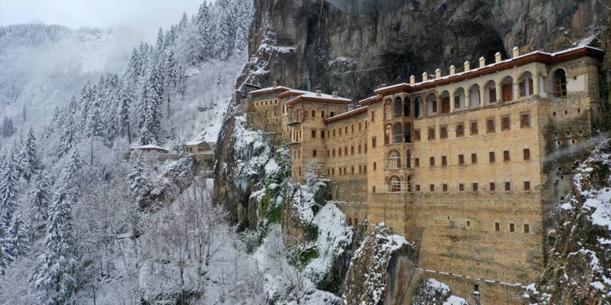 'Sümela Manastırı' Beyaz Örtüsüyle