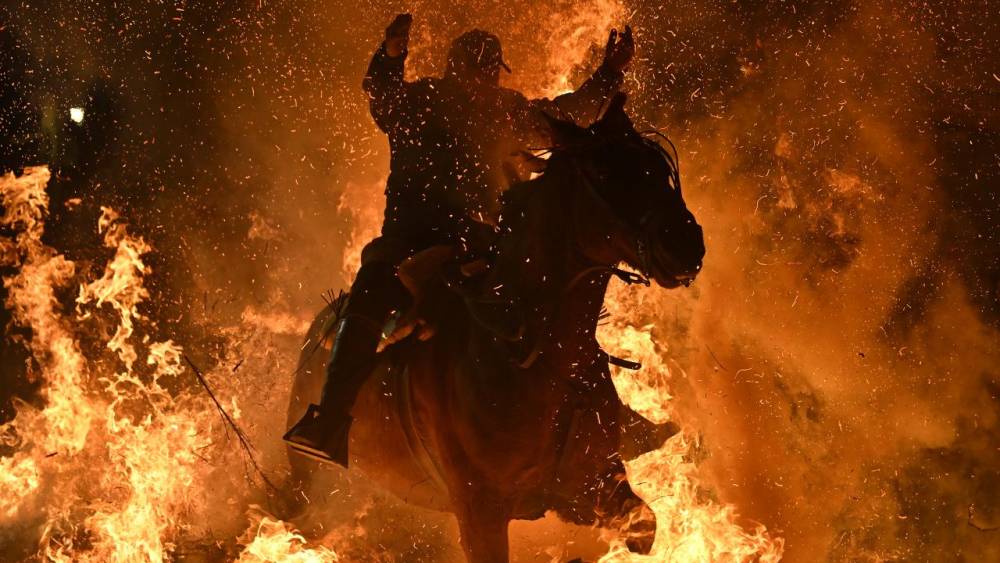 İspanya'da Atlar 'Ateş' Üzerinden Atlatıldı! 2