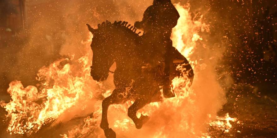 İspanya'da Atlar 'Ateş' Üzerinden Atlatıldı!