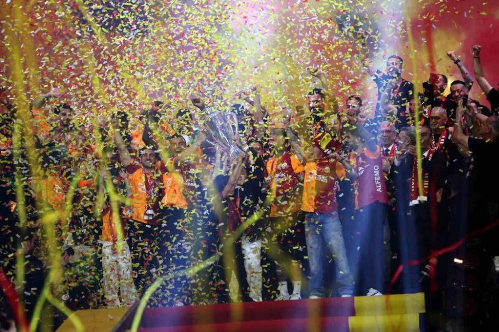 Galatasaray’dan Unutulmaz Kutlama! 1