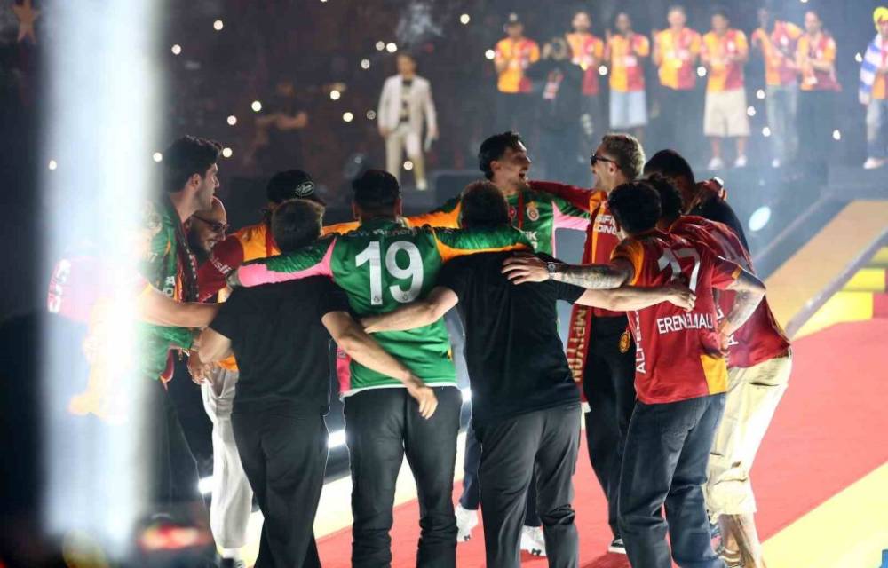 Galatasaray’dan Unutulmaz Kutlama! 15