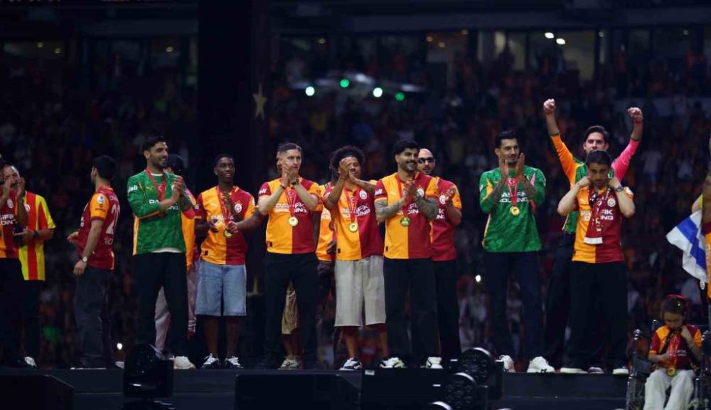 Galatasaray’dan Unutulmaz Kutlama! 16