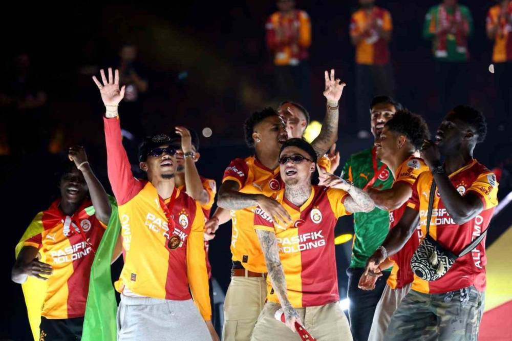 Galatasaray’dan Unutulmaz Kutlama! 18