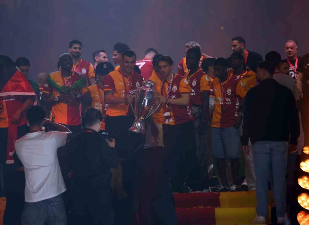 Galatasaray’dan Unutulmaz Kutlama! 24