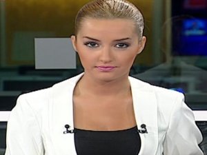 Güzel Spiker Mikrofonun Azizliğine Uğradı