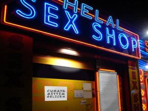 “Helal Seks Shop” İşletmecisi Demirel: “Yaptığımız İş Doğru, Halk Memnun”