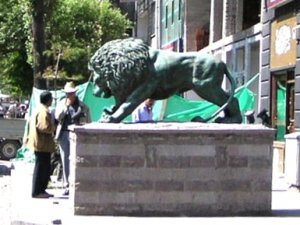 Kars’ta "Atlarım Çalındı" Dedi Aslan Heykelinin Üstüne Oturdu