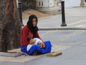 Dilenciler Garajlar Bölgesini İşgal Etti