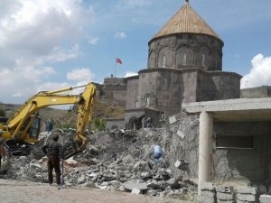 Tarihi Alandaki Betonarme Tuvaletler Yıkıldı