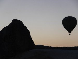 Kapadokya’da Yer Turist Gök Balon Dolu