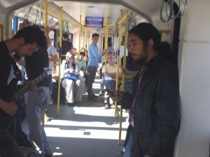 Metroda Yolcuları Şaşkına Uğratan Konser