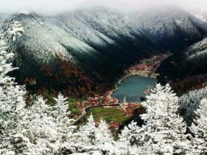 Uzungöl’ün Yamaçları Karla Süslendi