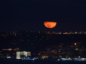 Süper Ay İstanbul’da Görüldü