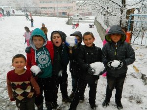 Kar Çocukların Neşe Kaynağı Oldu