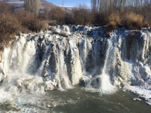 Muradiye Şelalesi Kısmen Dondu