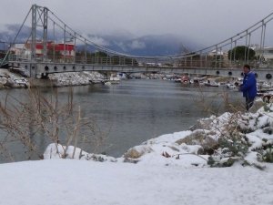 Edremit Sahillerine 5 Yıl Sonra Kar Yağdı