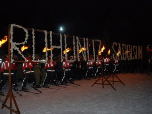 Şehitler İçin Meşaleli Kayak Gösterisi