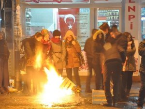 Kars'ın Soğuğu Vatandaşa Durakta Ateş Yaktırdı