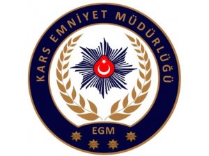 Polisi Görünce Uyuşturucu Maddeyi Aracın Altına Attı