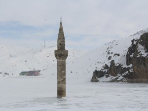 Buzlar Arasında Kalan Minare