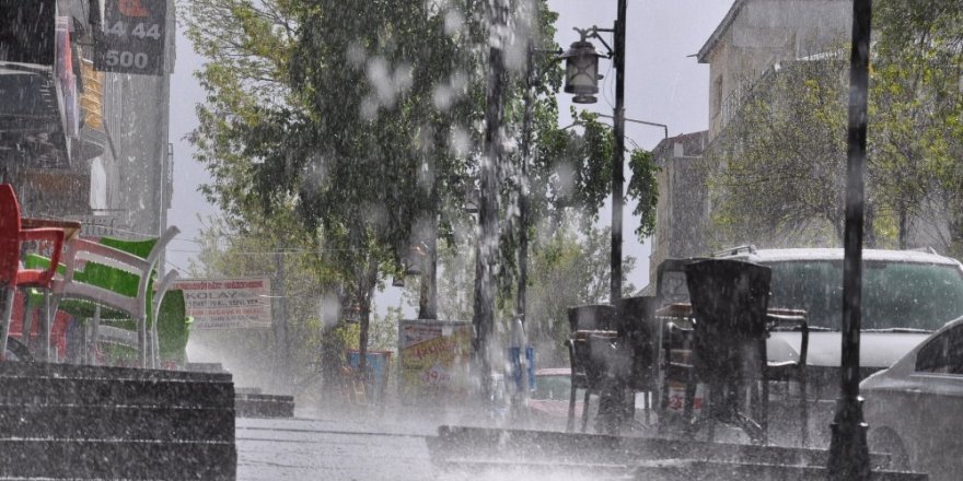 Kars’ta Dolu Yağışı Etkili Oldu