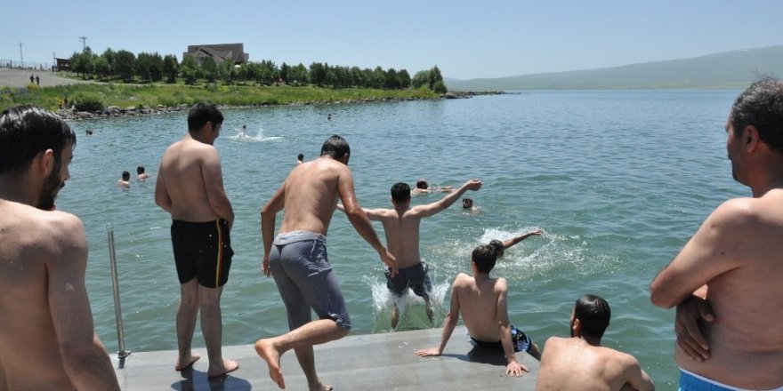 Bunaltıcı Sıcakların Çaresi ‘Çıldır Gölü’nde