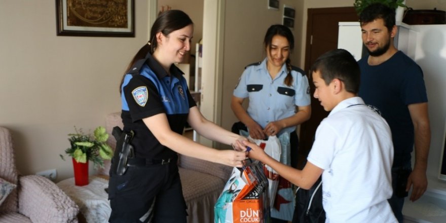 Polis, Kırtasiye Malzemesi Dağıttı