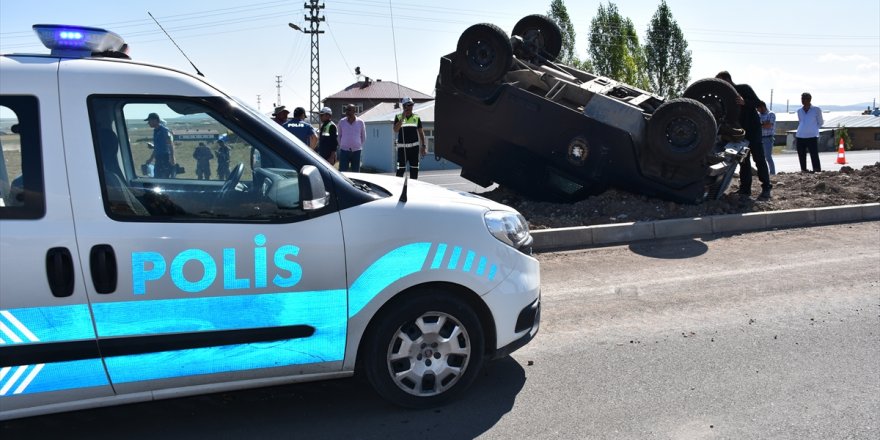 Kars'ta Polis Aracı Devrildi: 2 Yaralı