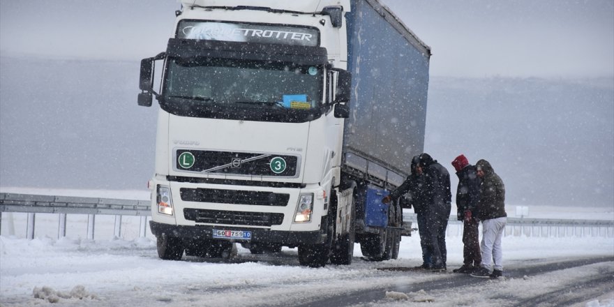 Kar Yağışı Sürücüleri Zorladı