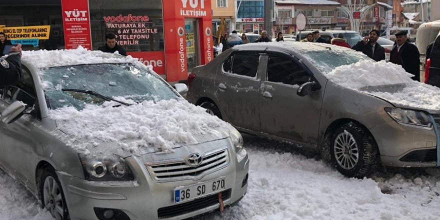 Çatıdan 'Kar ve Buz Kütlesi' Düştü