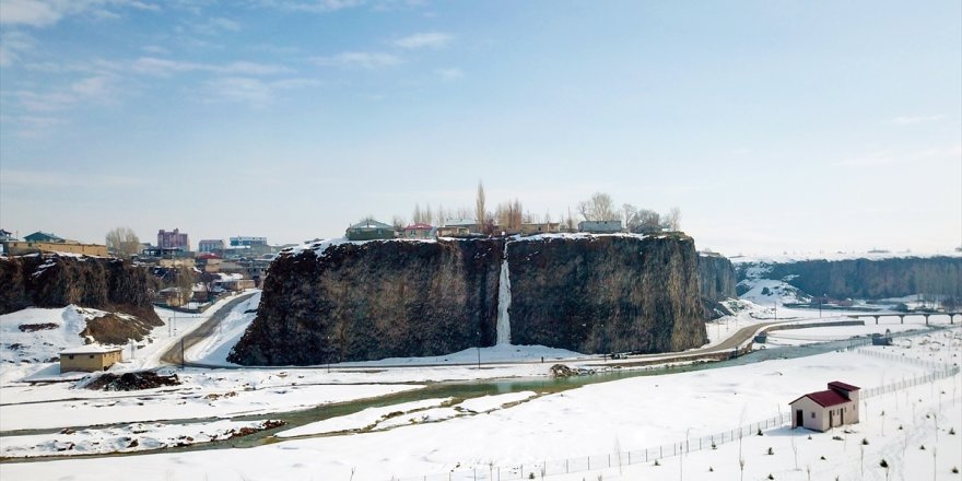 Diyadin'de 30 Metrelik Buz Sarkıtları