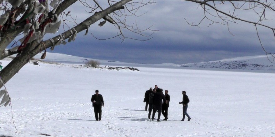 Çıldır Gölü’nde Buzlar Çözülmeye Başladı