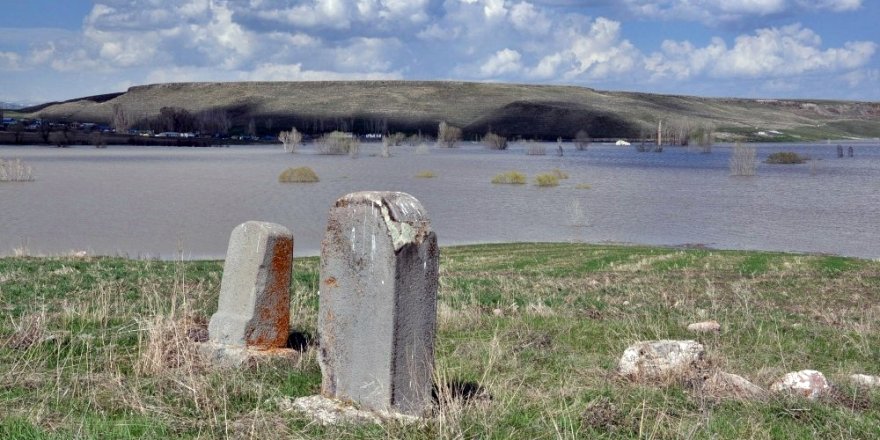 Kars’ta Rus 'Anıt Mezar'lar Bulundu