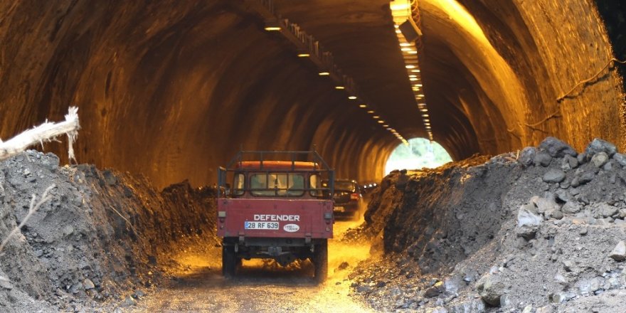 Borçka’da Taşan Dere Tüneli Kapattı