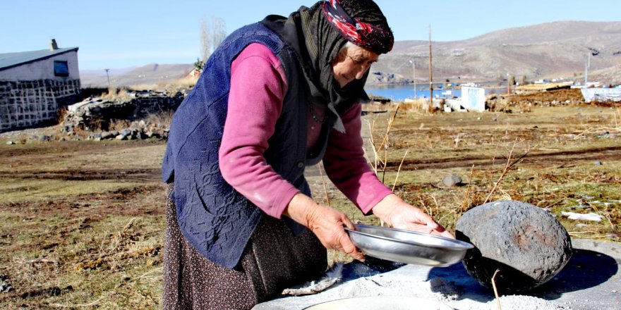 Faize Nine, Tuzu Taştan Çıkarıyor