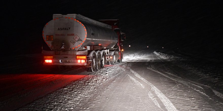 Tendürek Geçidi'nde Ulaşım Aksadı