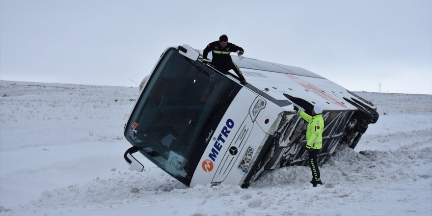 Yolcu Otobüsü Şarampole Devrildi