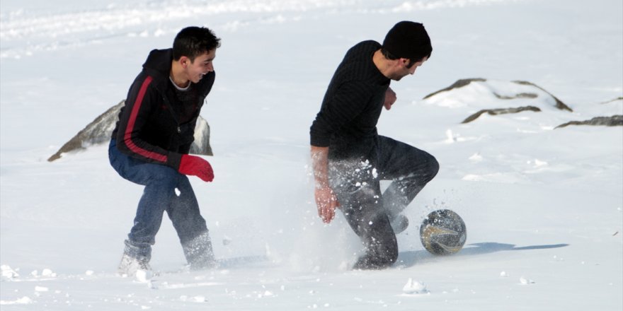 Buz Tutan Çıldır Gölü'nde Futbol Maçı